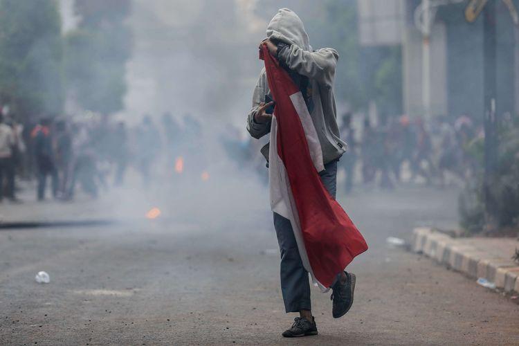 lutfi-alfiandi-bawa-bendera-merah-putih-saat-unjuk-rasa.jpg