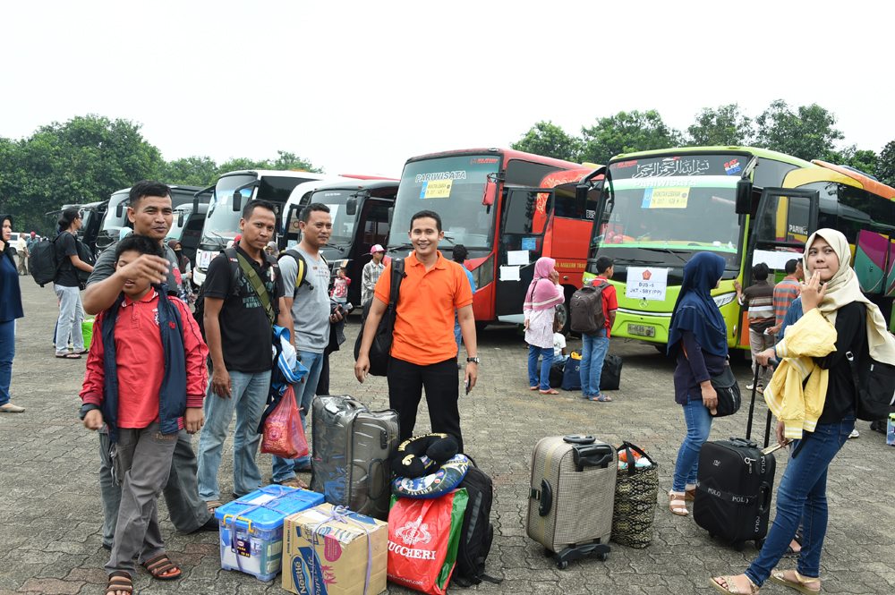 mabes-tni-berangkatkan-662-prajurit-dan-pns-tni-mudik-gratis_20170622_172936.jpg
