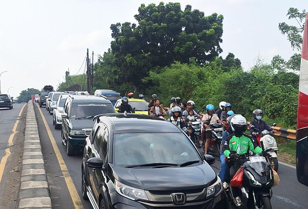 Jalur Arteri Kabupaten Karawang Padat Sore Ini, Kendaraan Merayap 5 sampai 10 Km/jam