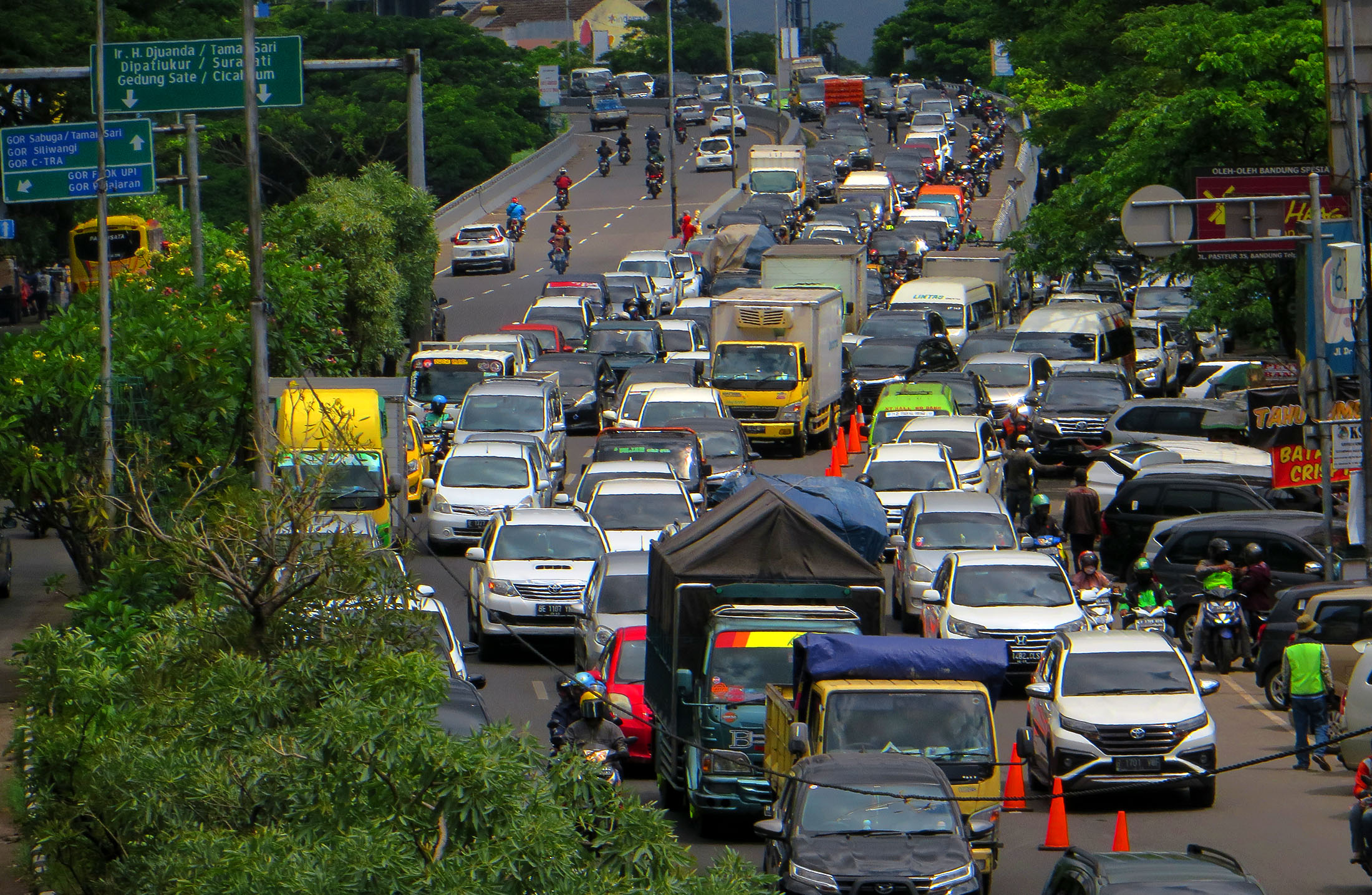 macet-di-pusat-oleh-oleh-kota-bandung_20201101_213201.jpg