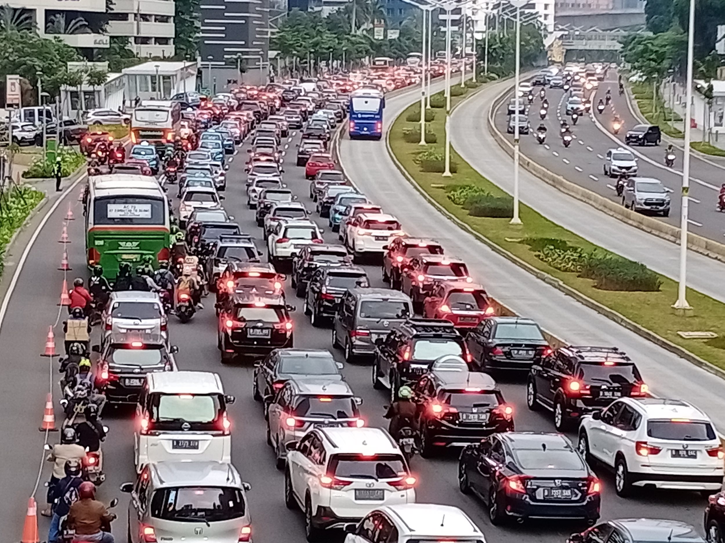 macet-jalan-sudirman-thamrin-jakarta_20200620_090309.jpg