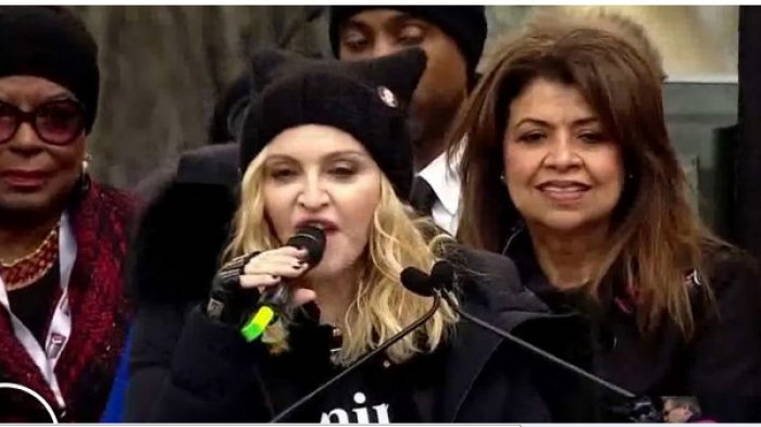 madonna-berorasi-saat-ikut-demo-anti-trump-di-washington_20170122_175058.jpg