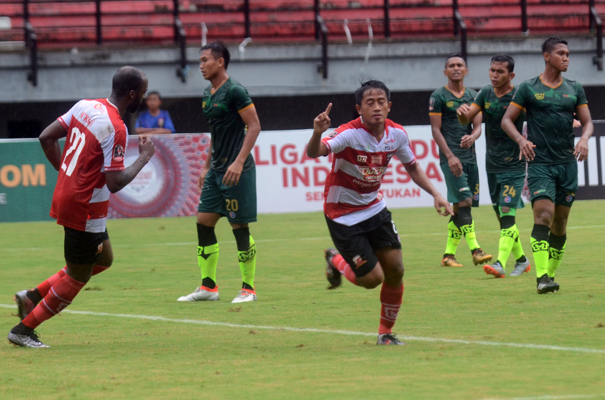 madura-united-fc-vs-ps-tira_20180124_130937.jpg