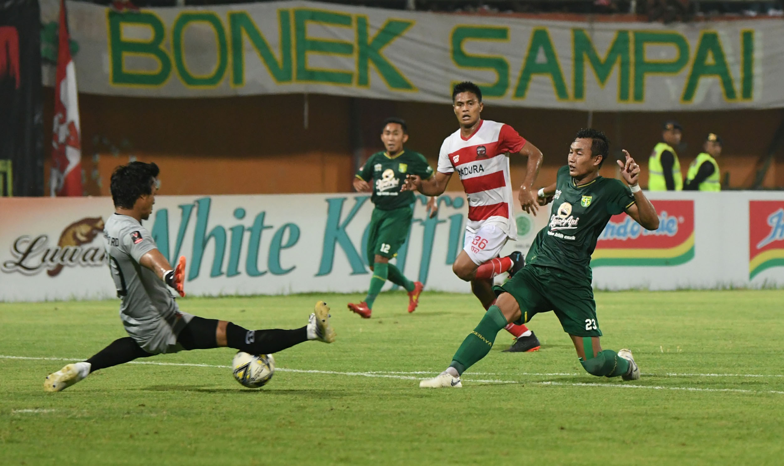 madura-united-vs-persebaya-surabaya-semifinal-piala-presiden-201_20190408_212941.jpg