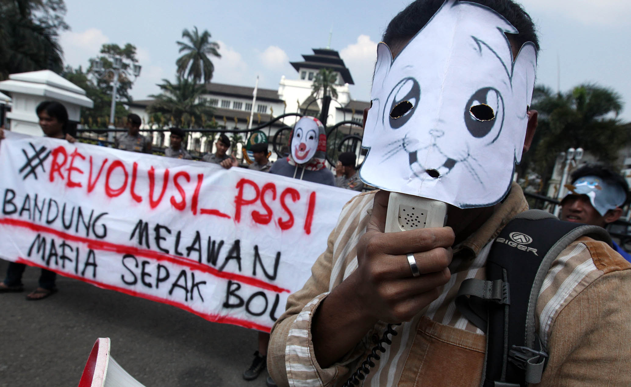mahasiswa-bandung-serukan-revolusi-pssi_20150526_013933.jpg