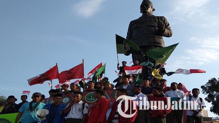 mahasiswa-blitar-ajak-pelajar-papua-aksi-damai-di-bawah-patung-bung-karno-tegaskan-kondisinya-aman.jpg
