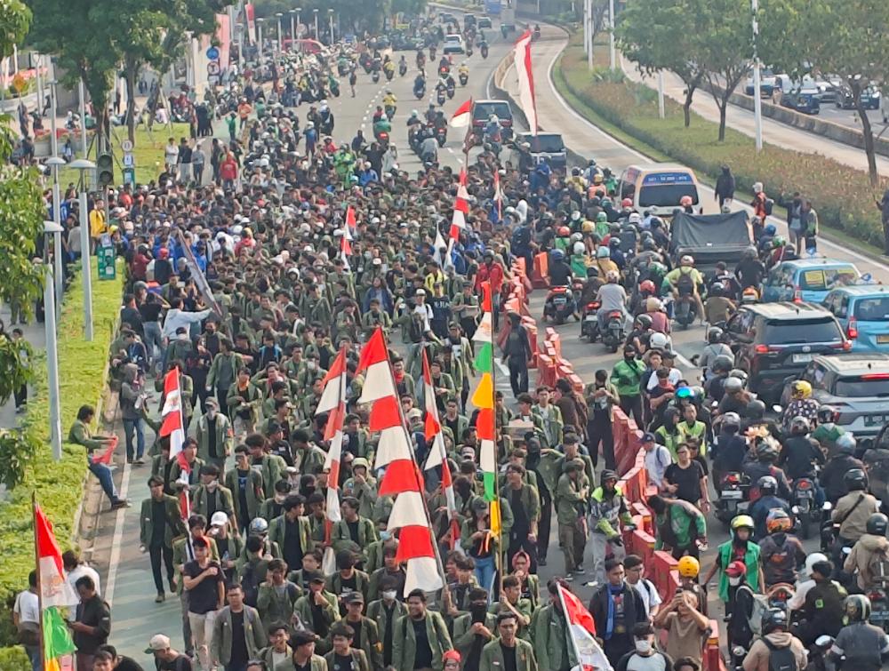 Tak Hanya Polda Metro, Polda Jateng dan Polda Sumbar Dikepung Massa, Begini Suasananya