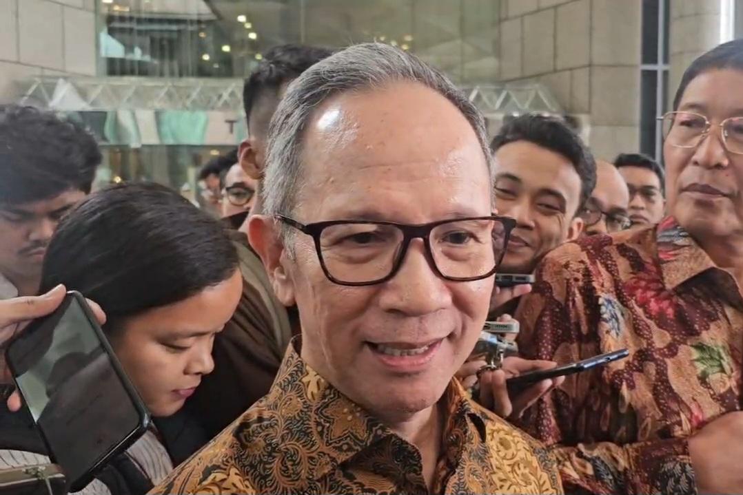 KETUA OJK SOAL IMAN - Ketua Dewan Komisoner Otoritas Jasa Keuangan (OJK) Mahendra Siregar ketika ditemui di gedung BEI, Jakarta, Jumat (30/1/2026). Ia mengetahui Iman Rachman mengundurkan diri dari jabatan sebagai Direktur Utama (Dirut) Burse Efek Indonesia (BEI) dari Youtube.Dok: Endrapta Pramudhiaz