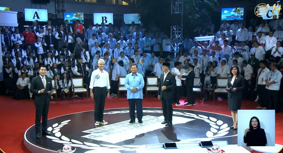 mahfud-md-gibran-cak-imin-berkumpul-dan-berbincang-di-pengujung-debat-capres-perdana-di-kpu.jpg