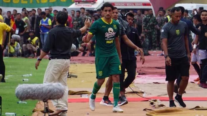 mahmoud-eid-ditarik-keluar-di-penghujung-babak-kedua-lalu-seisi-bench-persija-bereaksi.jpg
