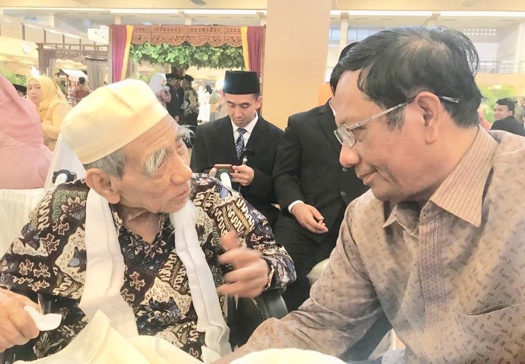 maimoen-zubair-atau-mbah-moen-saat-bertemu-dengan-mahfud-md.jpg