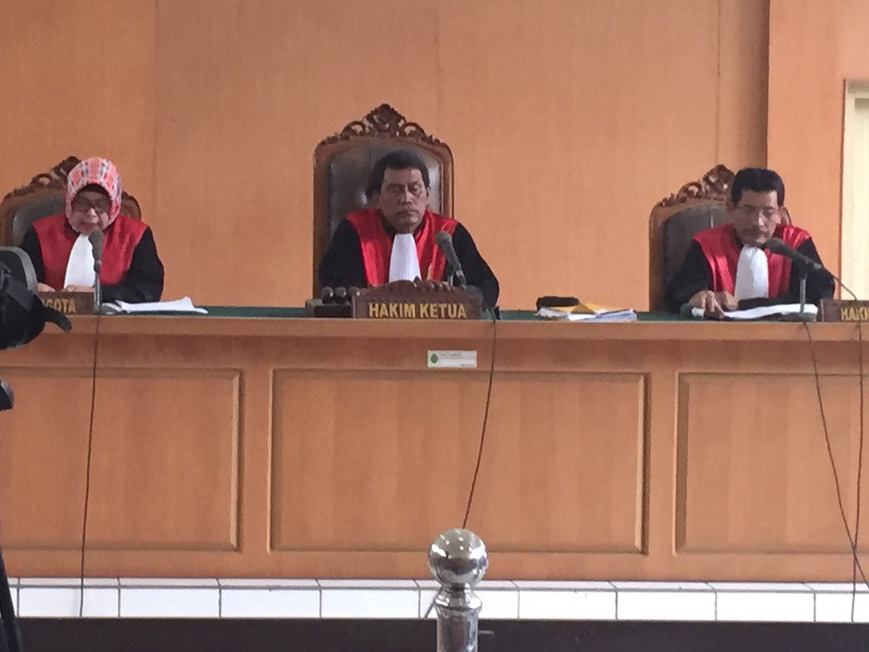 majelis-hakim-pn-palembang-dalam-sidang-gugatan-perdata-klh_20151230_184507.jpg