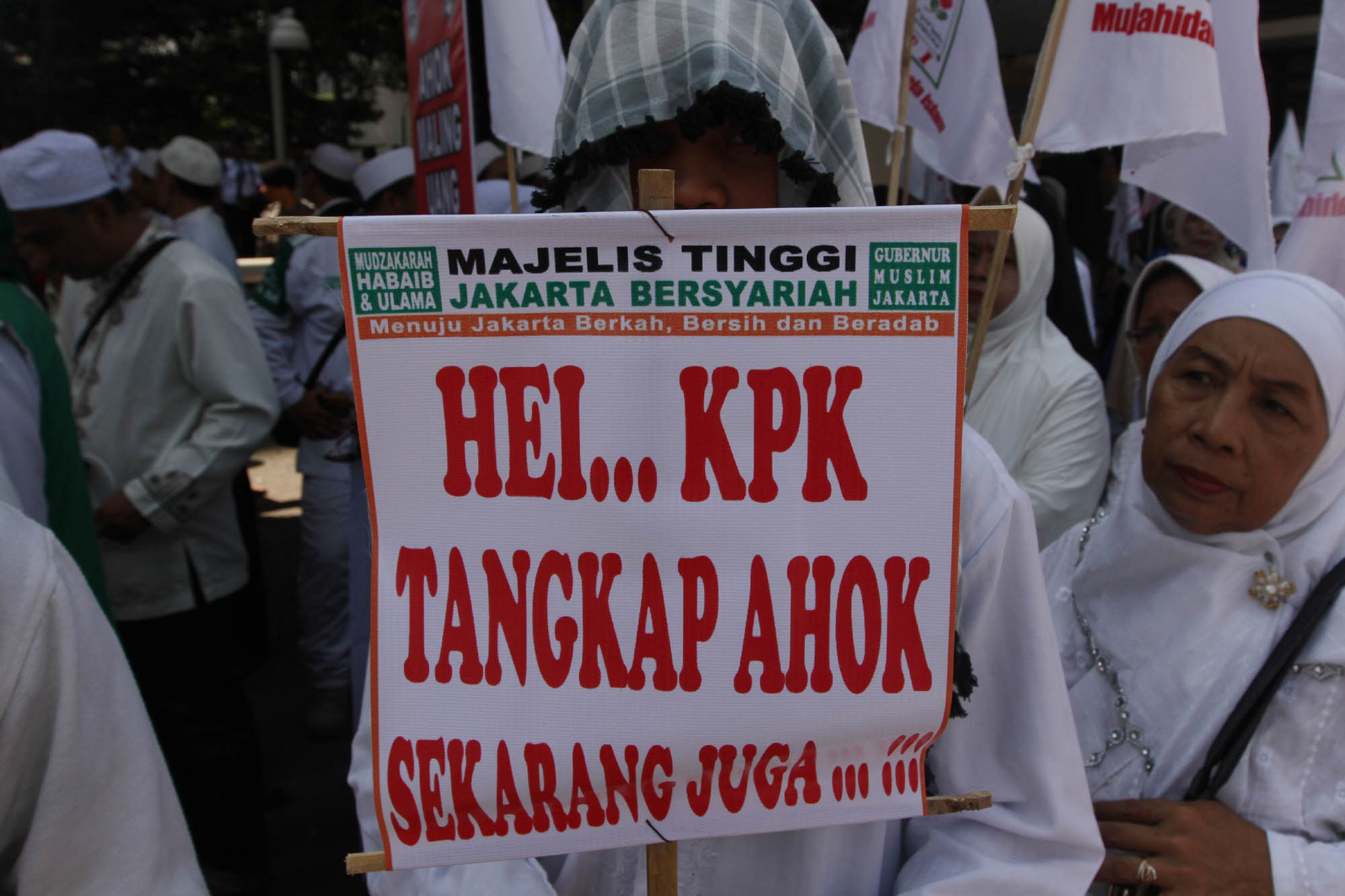 majelis-tinggi-jakarta-bersyariah-demo-di-kpk_20160404_223511.jpg