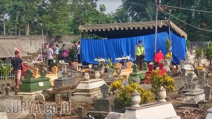 makam-hanung-dibongkar_20171229_093410.jpg