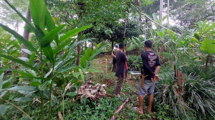 makam-siti-fatimah-31-yang-berlokasi-di-desa-tanjungjaya-kecamatan-pakenjeng.jpg