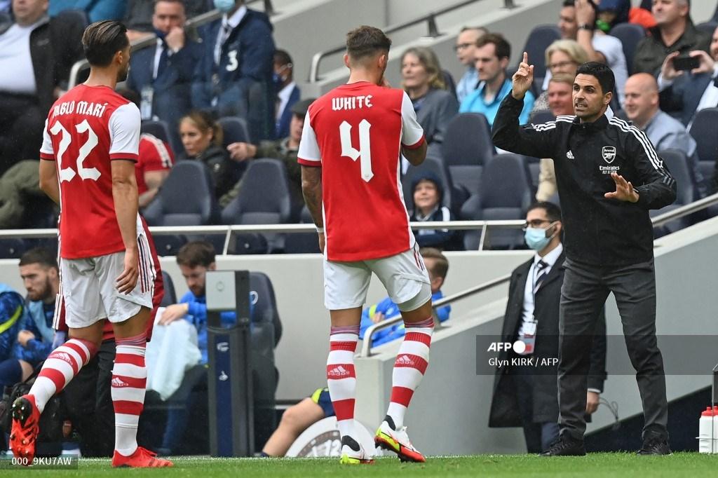 manajer-arsenal-asal-spanyol-mikel-arteta-kanan-memberi-isyarat-di-pinggir-lapangan.jpg