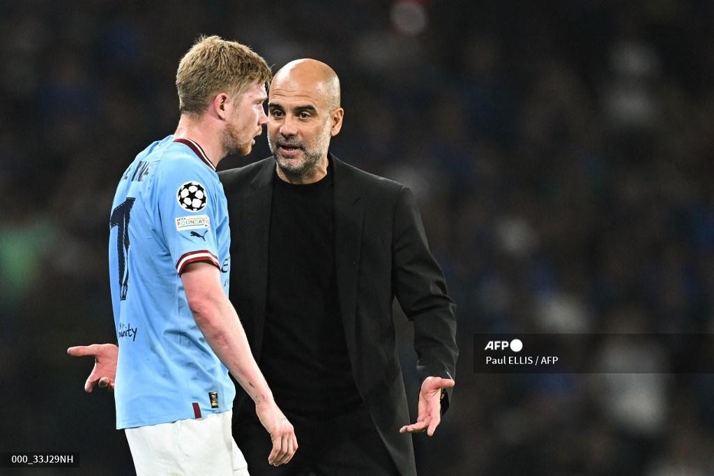 manajer-manchester-city-pep-guardiola-berbicara-dengan-kevin-de-bruyne.jpg