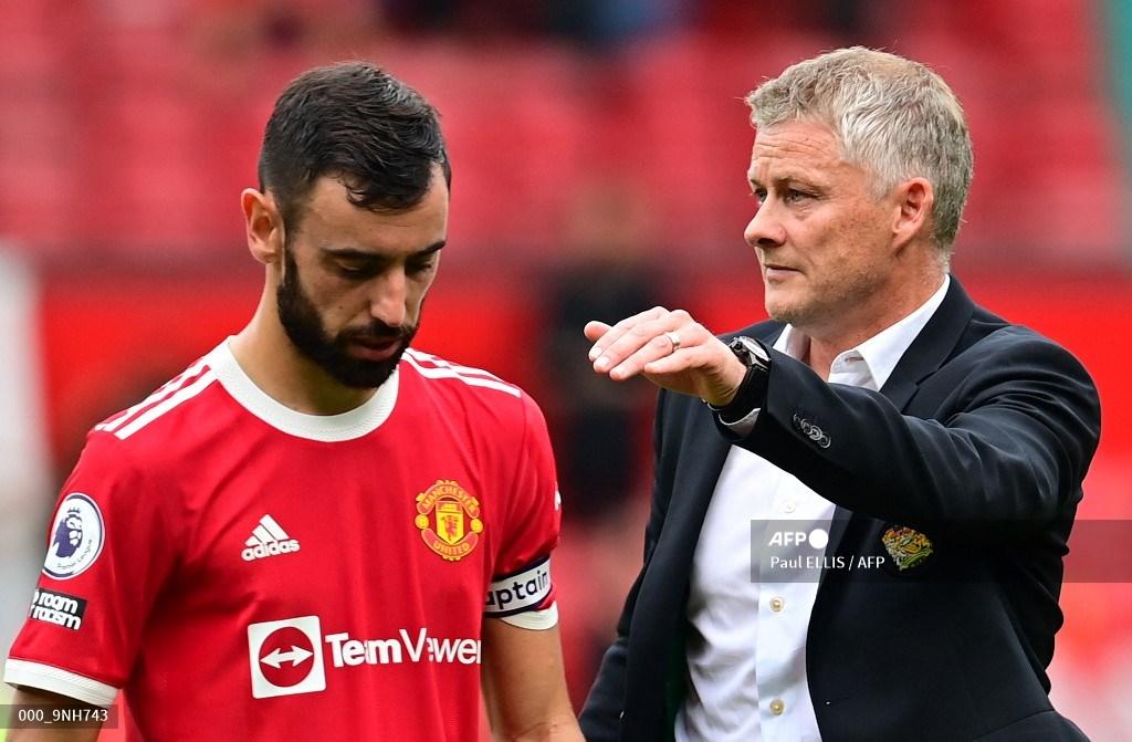manajer-manchester-united-asal-norwegia-ole-gunnar-solskjaer-menghibur-bruno-fernandes.jpg