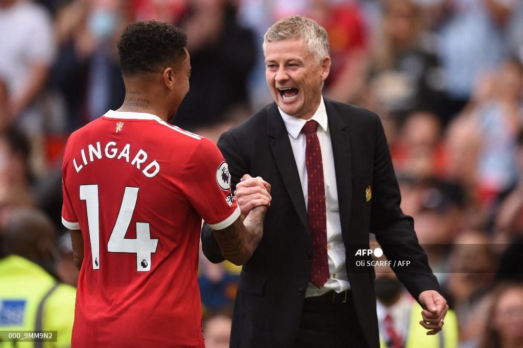 manajer-manchester-united-ole-gunnar-solskjaer-kanan-memberi-selamat-kepada-jesse-lingard.jpg