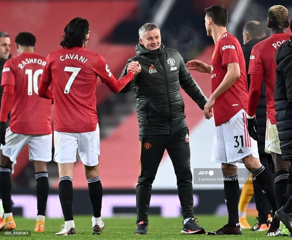 manajer-manchester-united-solskjaer-tengah-merayakan-kemenangan-dengan-edinson-cavani.jpg