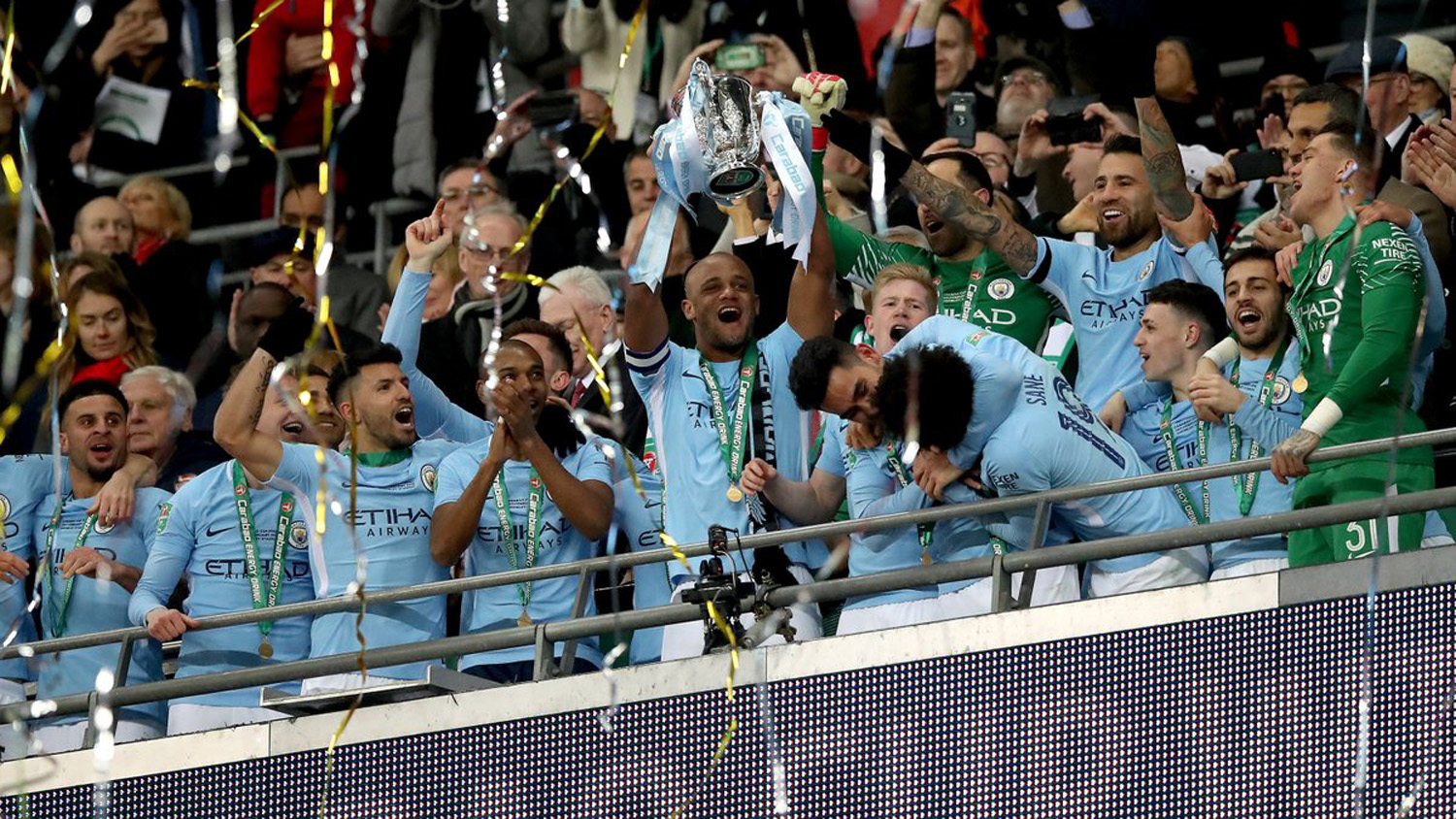 manchester-city-vincent-kompany-juara-piala-liga-inggris_20180226_051411.jpg
