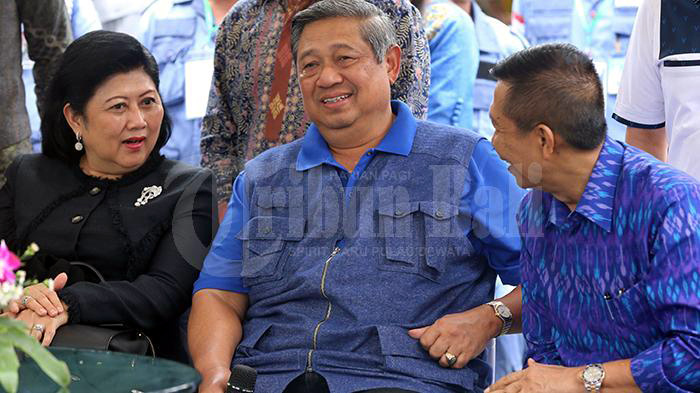 mangku-pastika-mendampingi-ketum-demokrat-sby-dan-ani-yudhoyono-di-bali_20150910_071959.jpg