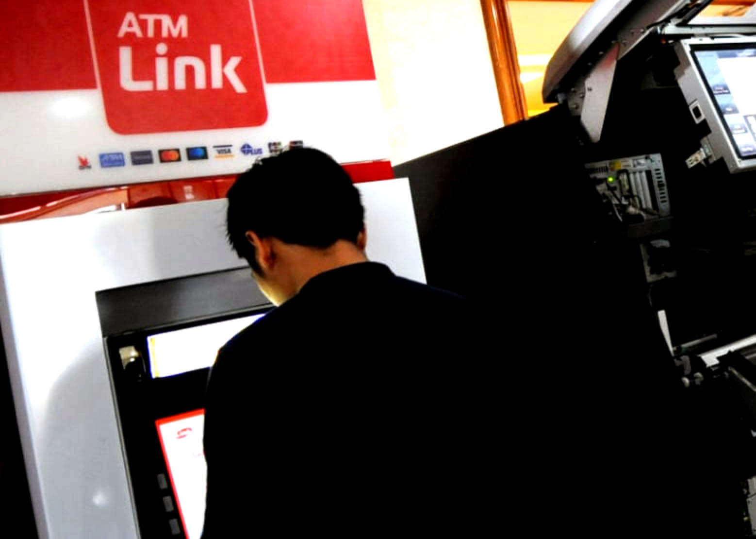 manjakan-nasabah-45-ribu-atm-link-disebar-di-pelosok-indonesia_20210524_000530.jpg