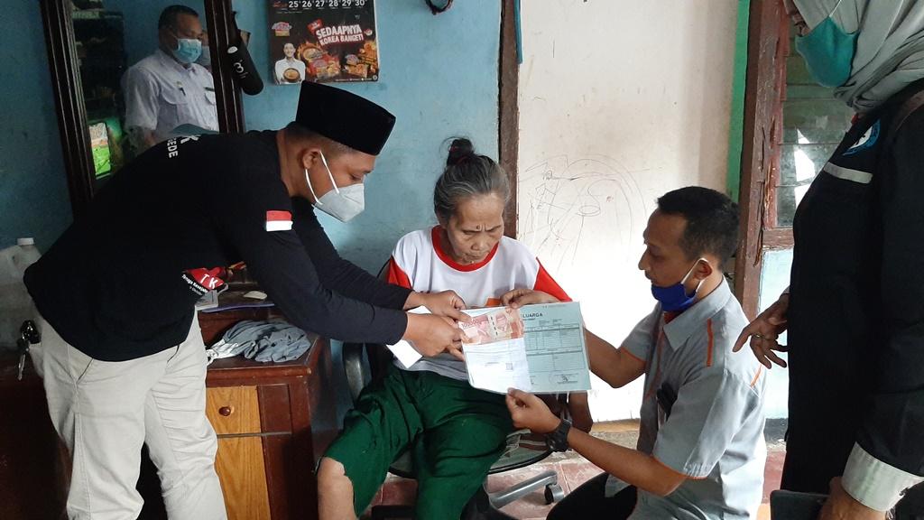 manun-menangis-ketika-tksk-kecamatan-bojonggede-menyalurkan-bst.jpg