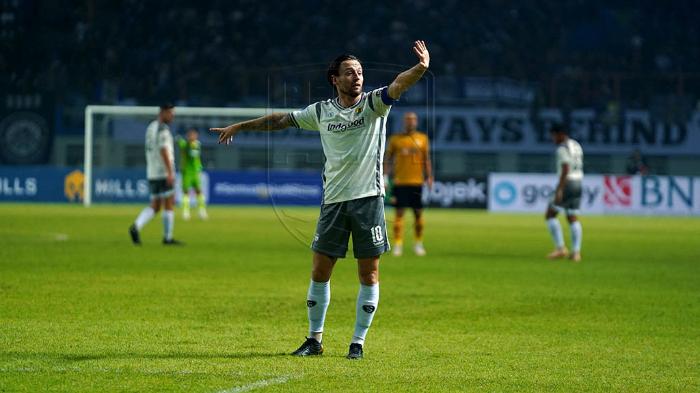 marc-klok-saat-lawan-bhayangkara-fc-di-liga-1-2022.jpg