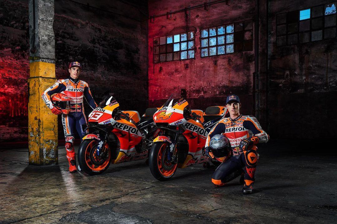 marc-marquez-dan-pol-espargaro-ketika-perkenalan-rider-tim-repsol-honda-untuk-motogp-2021.jpg