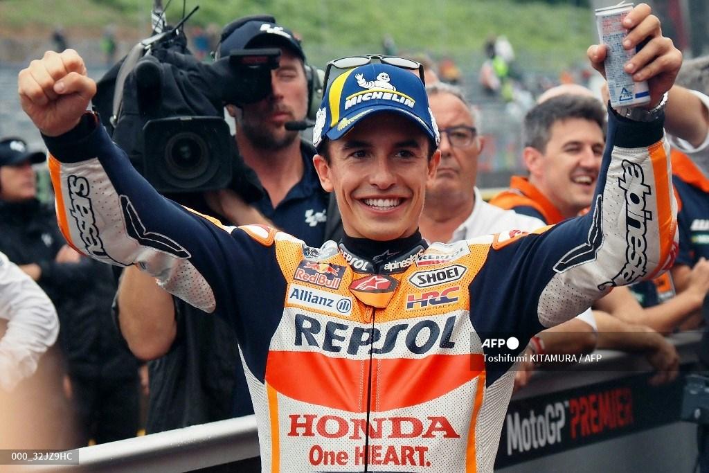 marc-marquez-dari-spanyol-merayakan-pole-position-di-parc-ferme.jpg