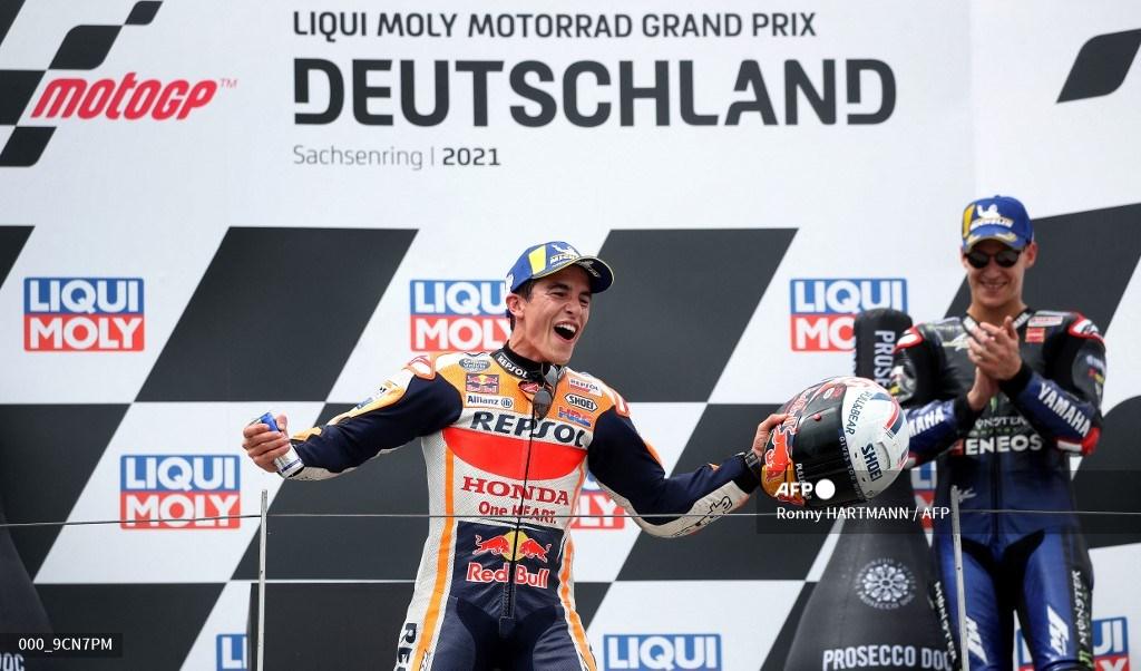 marc-marquez-kiri-disambut-oleh-pebalap-yamaha-prancis-peringkat-ketiga-fabio-quartararo.jpg