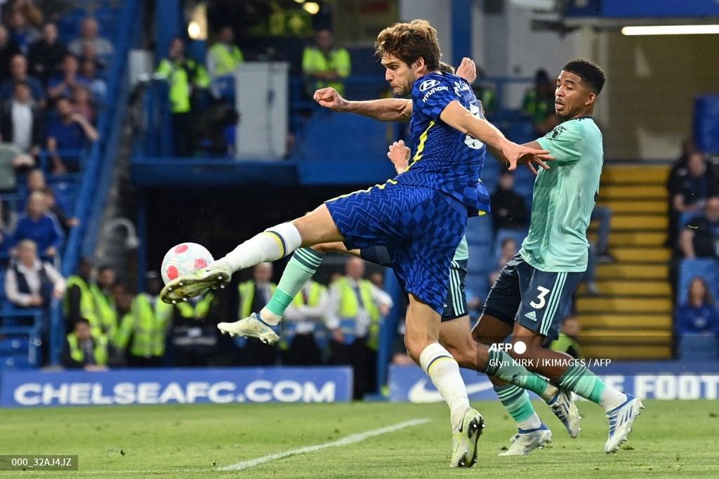 marcos-alonso-melakukan-tendangan-untuk-mencetak-gol.jpg