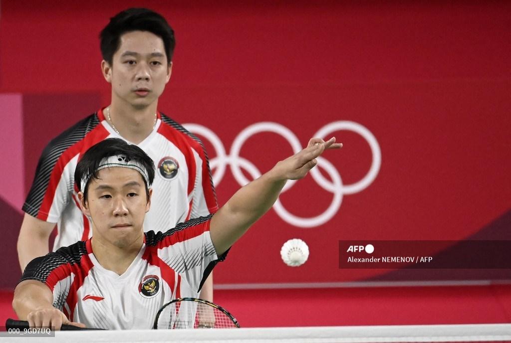 marcus-fernaldi-gideon-kiri-melakukan-pukulan-di-sebelah-kevin-sanjaya-sukamuljo.jpg
