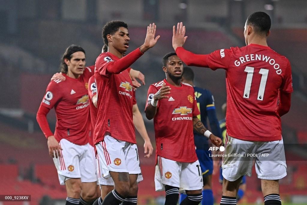 marcus-rashford-kanan-ke-2-mengatur-bersama-rekan-satu-setelah-mencetak-gol.jpg