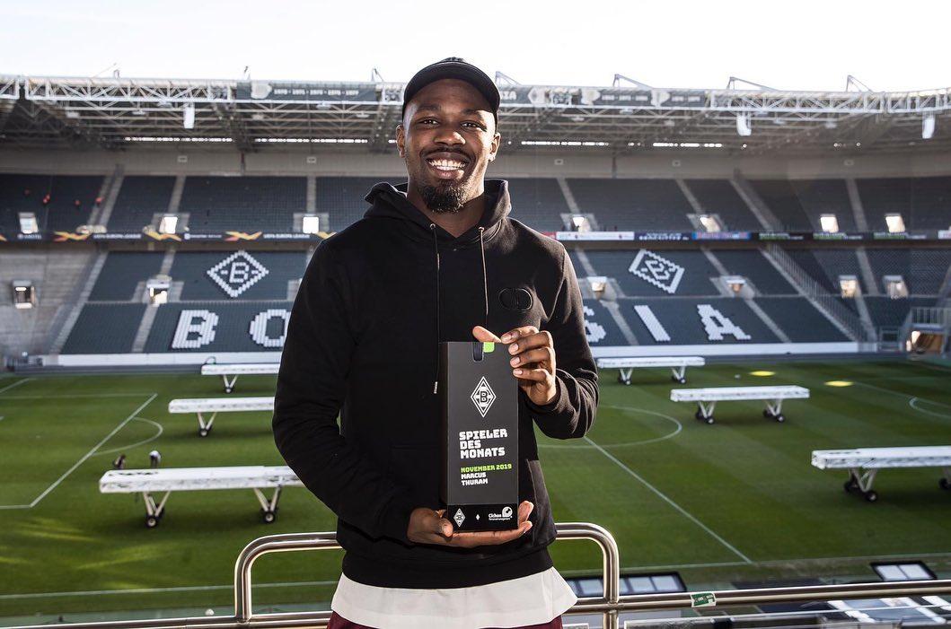marcus-thuram-ketika-mendapatkan-penghargaan-bersama-borussia-monchengladbach.jpg