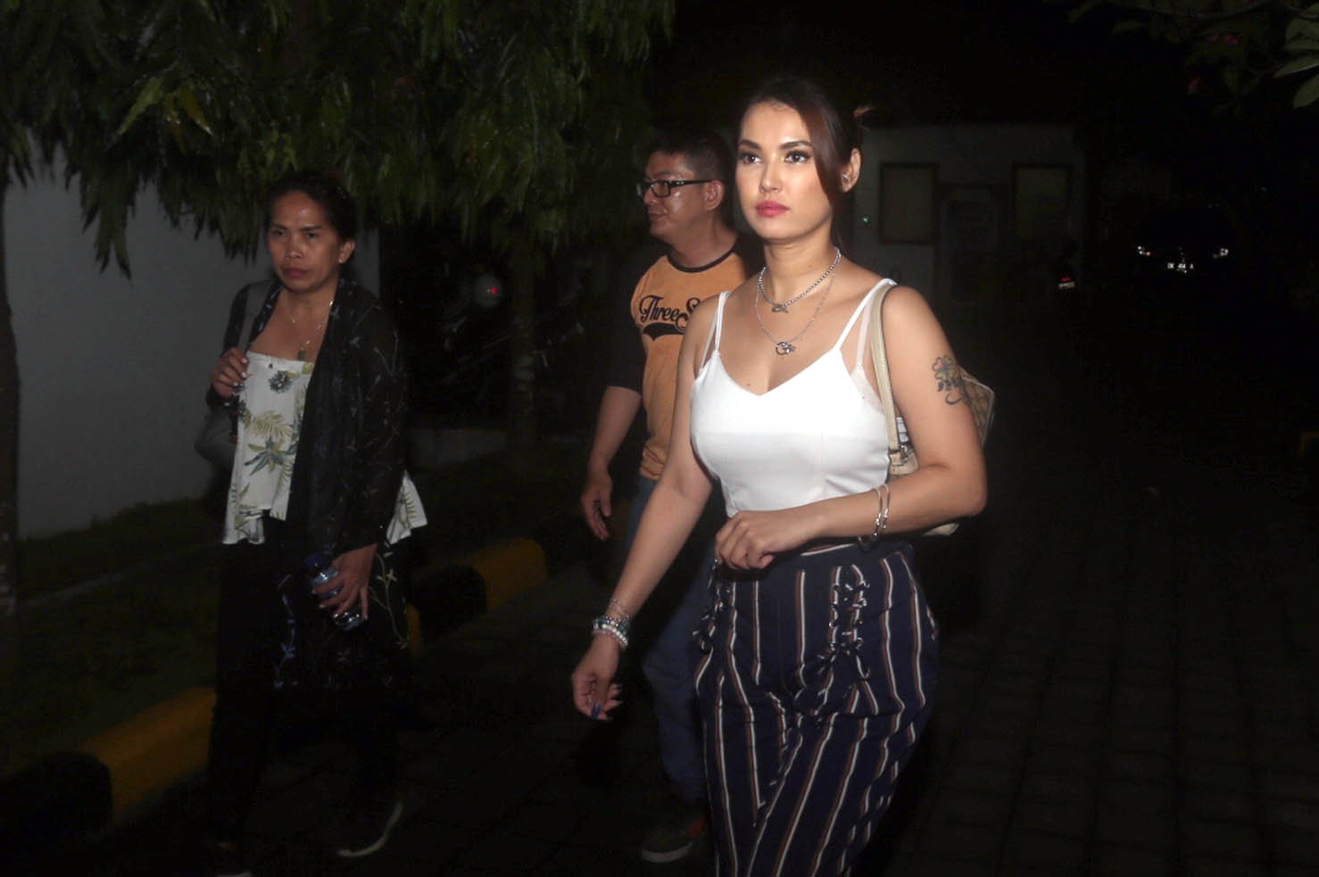 maria-ozawa-diperiksa-oleh-imigrasi-denpasar_20181107_162647.jpg