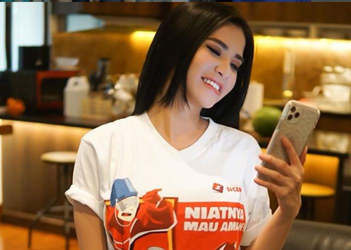 Tips Maria Vania Hindari Virus Corona Selama Bekerja