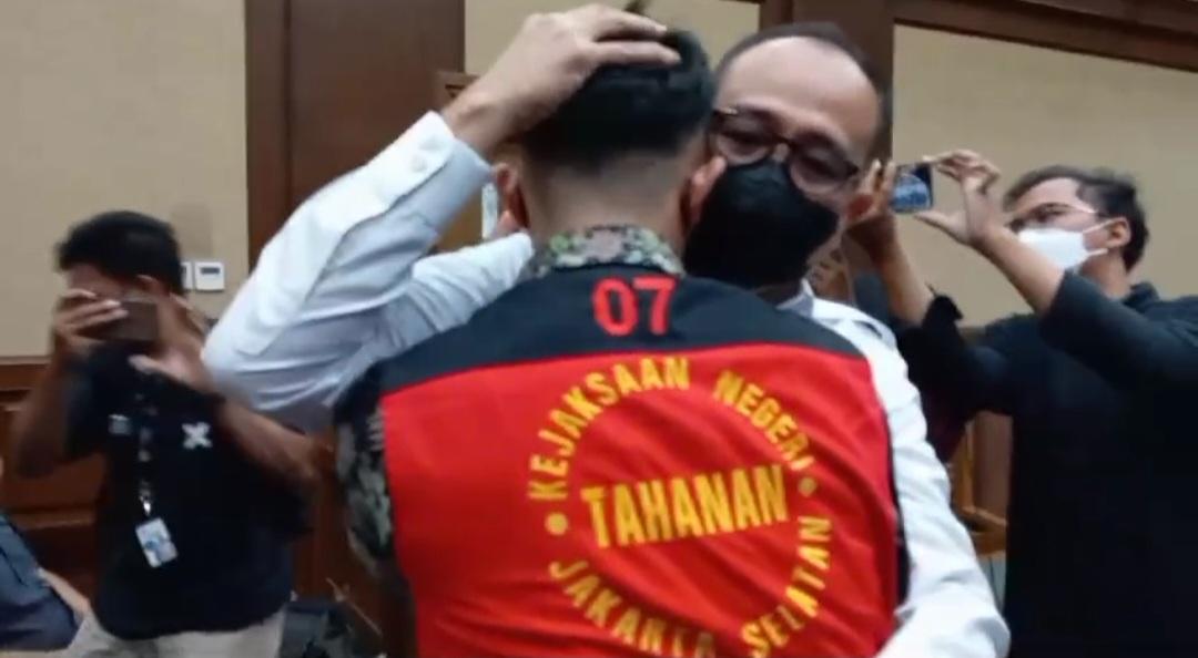 mario-dandy-satriyo-peluk-erat-ayahnya-rafael-alun-trisambodo-di-ruang-sidang-pengadilan-tipikor-2.jpg