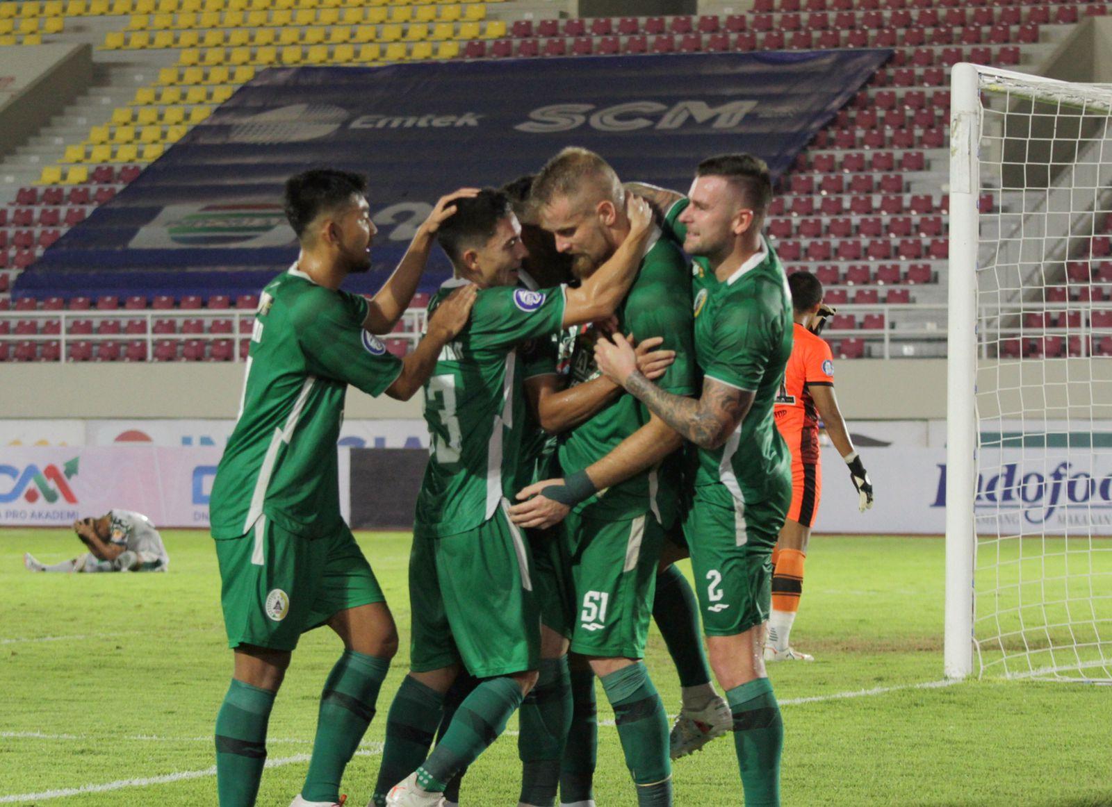 mario-maslac-kanan-dengan-rekannya-setelah-mencetak-gol-penyeimbang.jpg