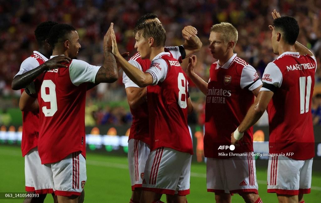 martin-odegaard-dari-arsenal-merayakan-dengan-rekan-setimnya-gabriel-jesus-zinchenko.jpg