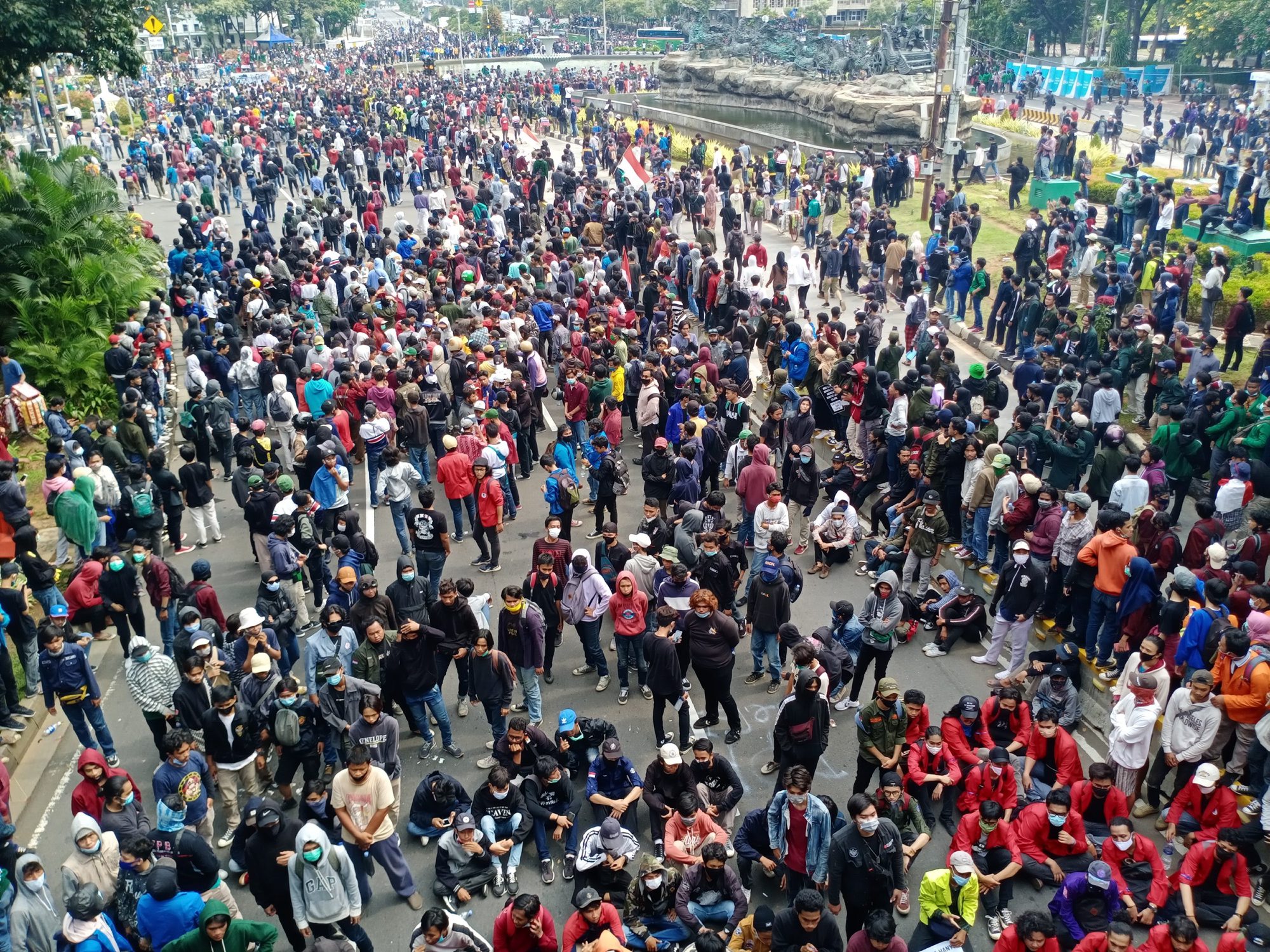 masiswa-dan-buruh-demo-tolak-uu-omnibus-law-di-monas_20201008_145453.jpg