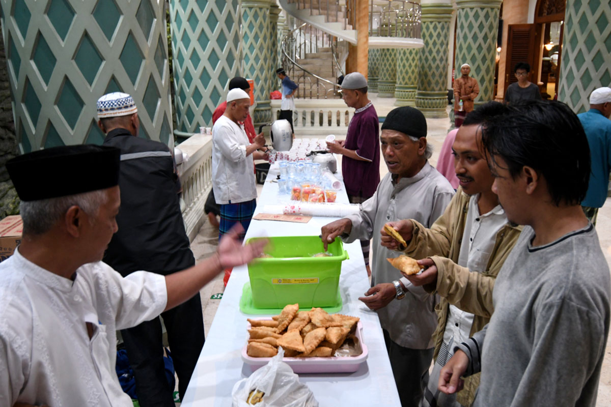 masjid-jami-kota-malang-sediakan-buka-bersama-selama-ramadan_20230323_192820.jpg