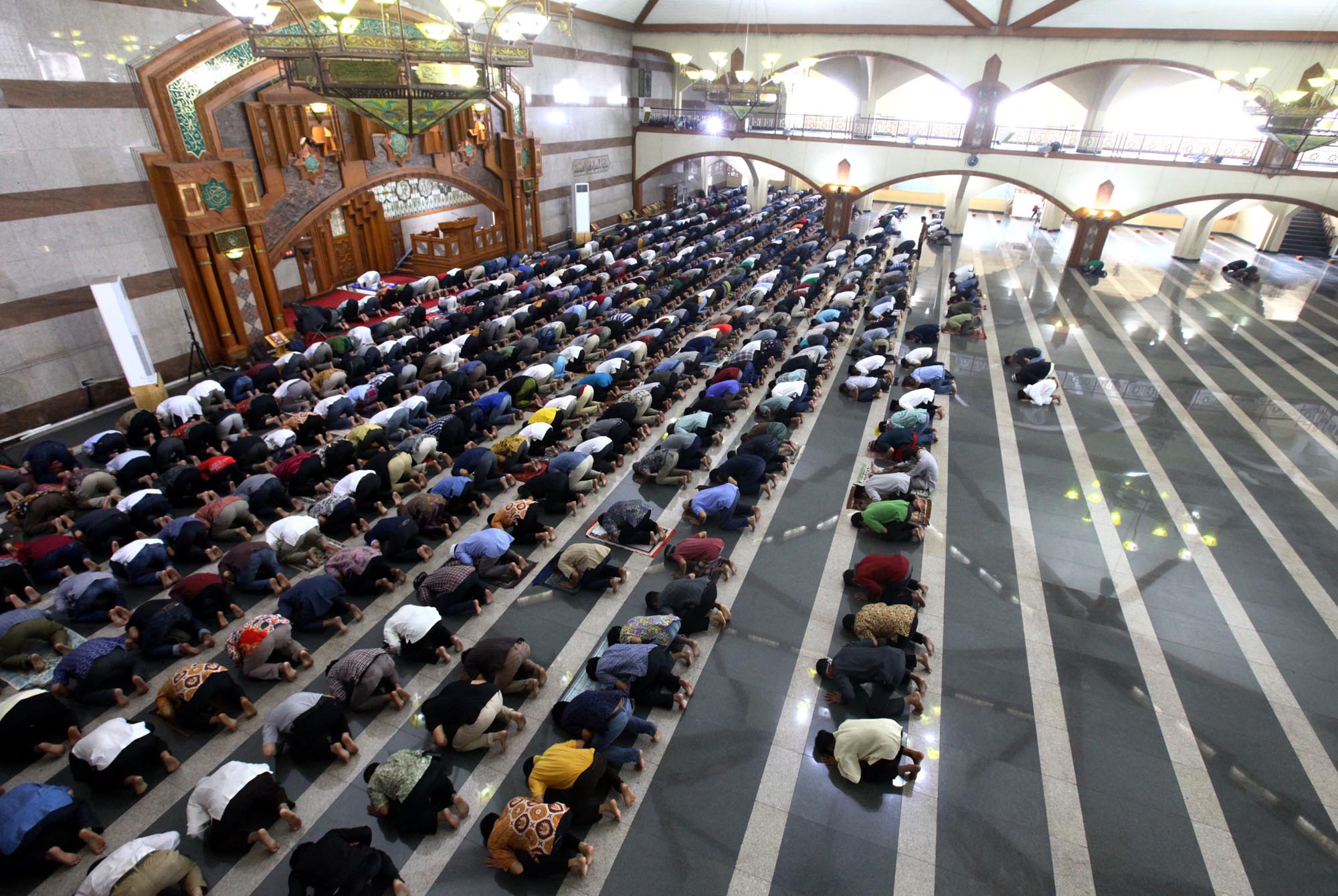 masjid-pusdai-jabar-laksanakan-sholat-jumat-berjamaah_20200320_204329.jpg