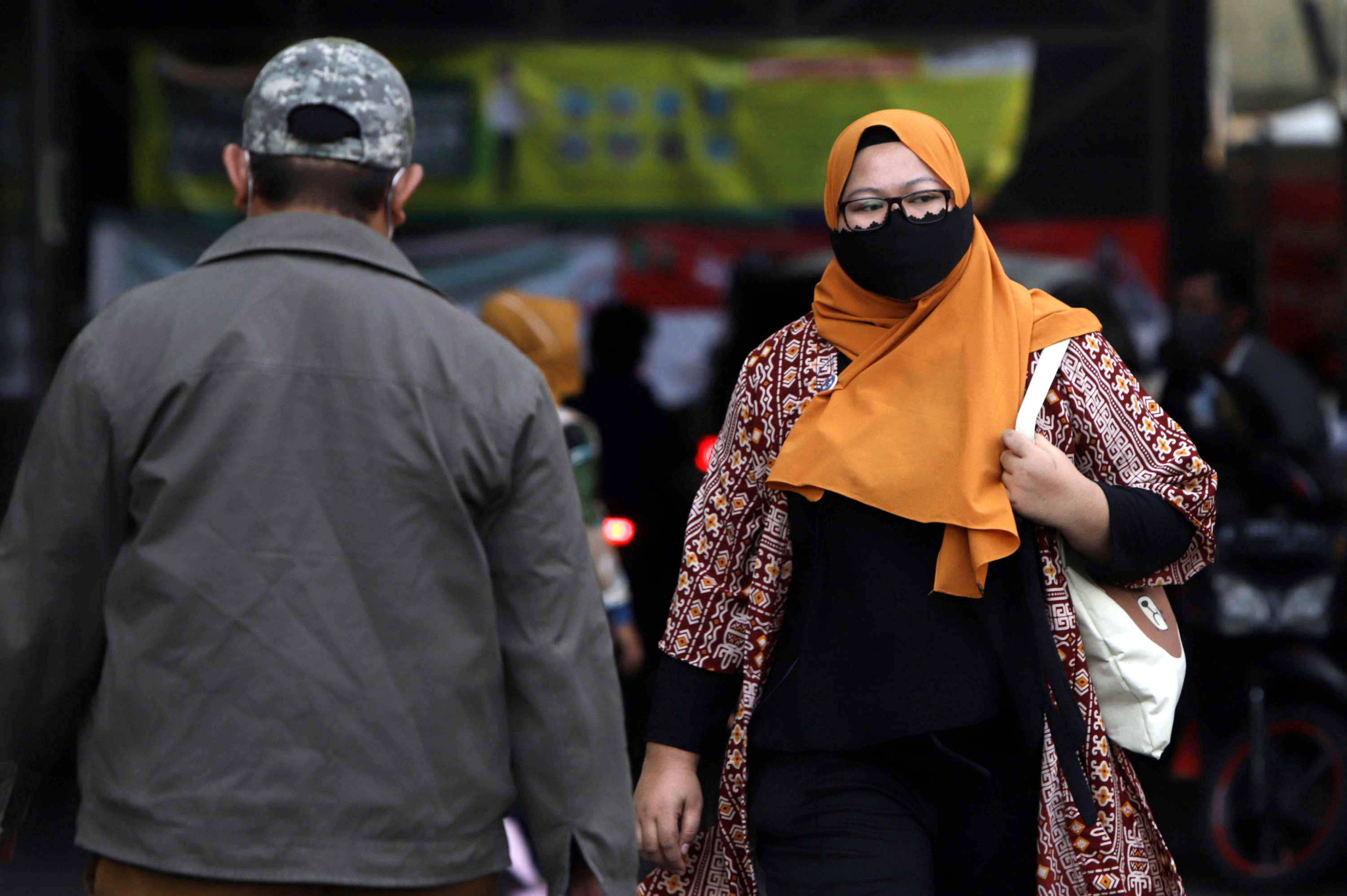 masker-scuba-dan-buff-tak-efektif-cegah-penularan-virus-corona_20200919_015125.jpg