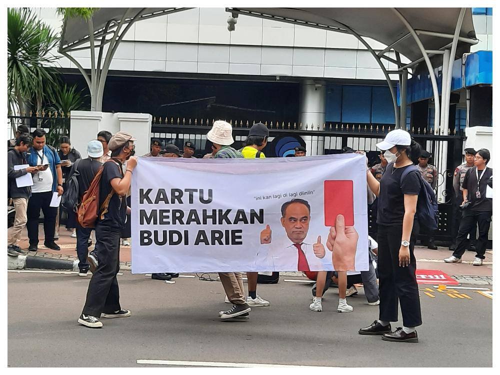 Gelar Aksi di Depan Kantor Kominfo, Massa Akamsi Bentangkan Poster 'Kartu Merahkan' Budi Arie