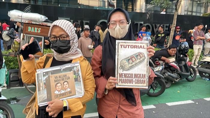 massa-aksi-demo-membawa-sejumlah-atribut-seperti-poster.jpg