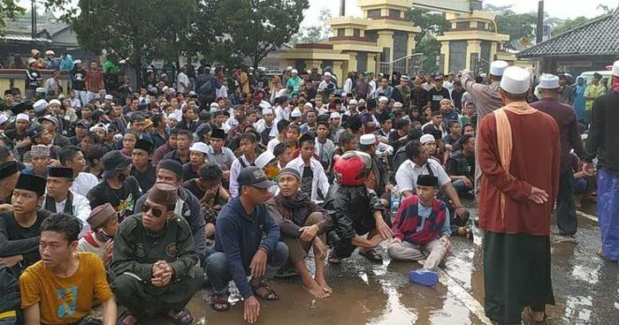 massa-dari-ciamis-demo-minta-dipenjara-seperti-rizieq-shihab.jpg