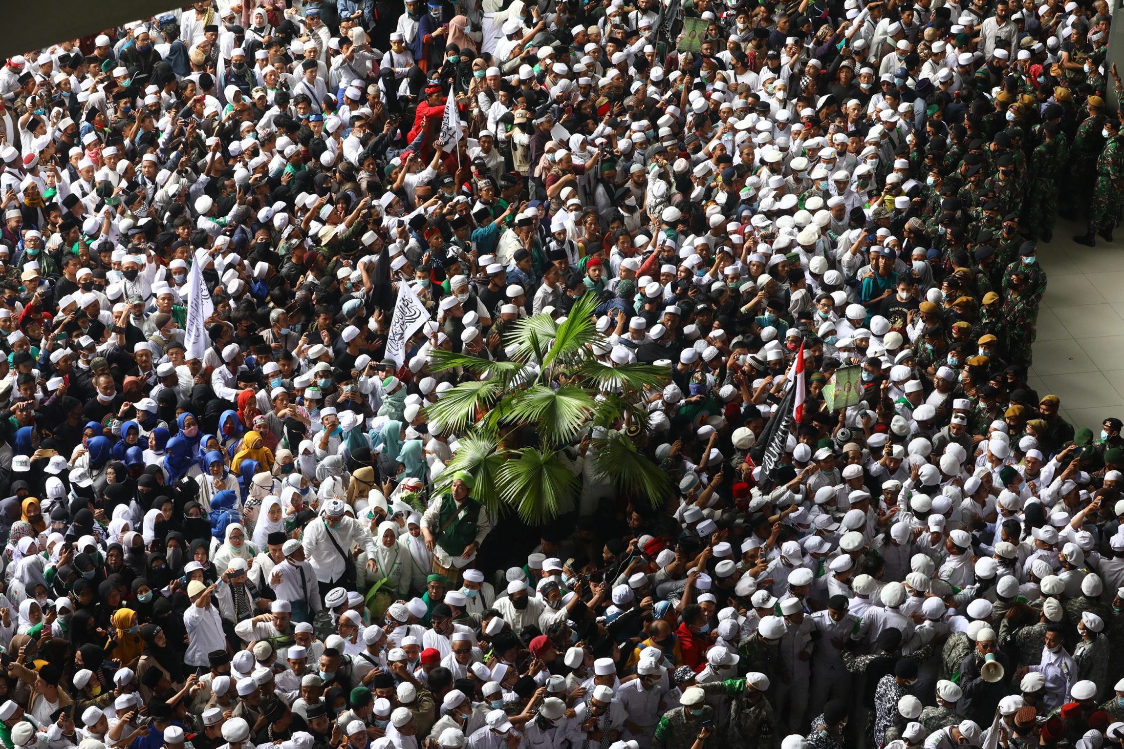 massa-fpi-penuhi-bandara-soetta-sambut-kedatangan-habib-rizieq-shihab_20201110_121105.jpg