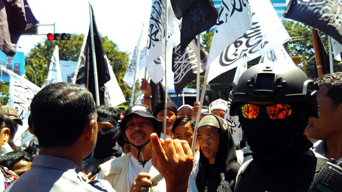massa-hti-banser-bentrok-di-makassar_20170416_114403.jpg